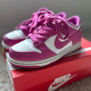 Nike Kids Low Dunk in Fuchsia